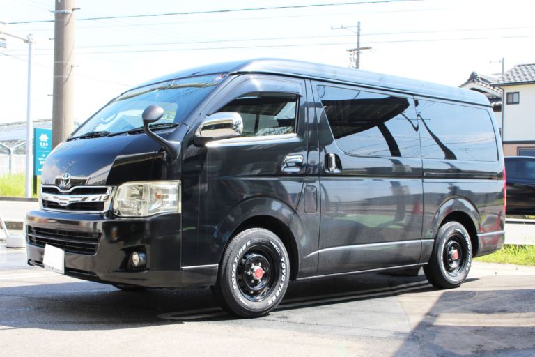 The featured image of トヨタ ハイエースに、ホワイトレタータイヤ(TOYO TIRES H30)